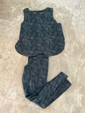 90 Degree By Reflex Teal-Gray Subtle Palm Print Top(S) and leggings (M), EUC